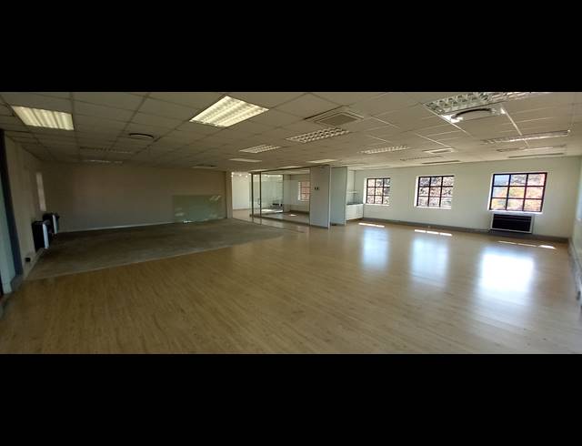 225M² OFFICE TO LET IN LYME PARK